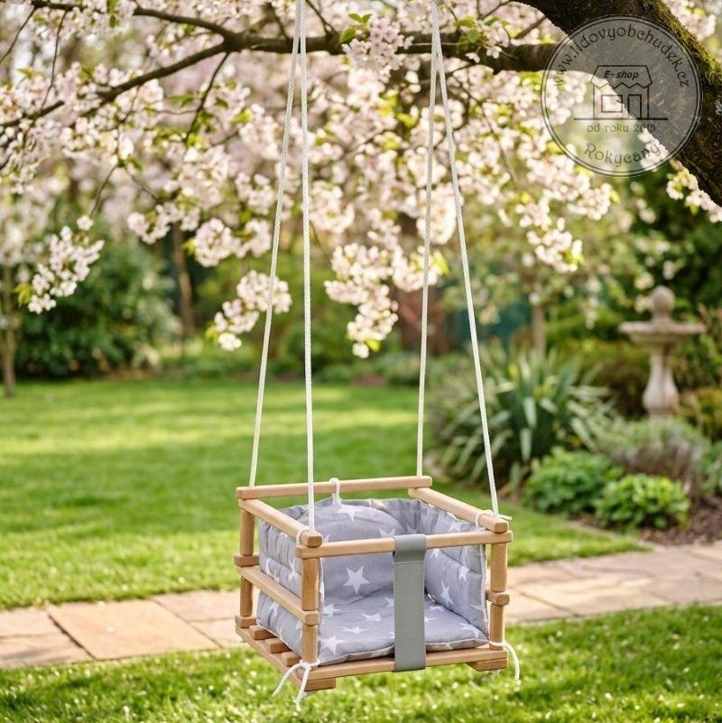 Dětská dřevěná houpačka s vysokou ohrádkou lakovaná 35 x 35 x 25 cm