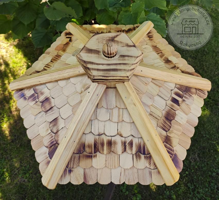 Ptačí krmítko dřevěné - srub velký šestihran 50 x 44 x 32 cm žíhaná střecha
