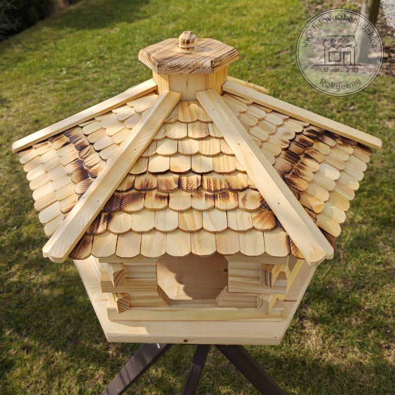 Ptačí krmítko dřevěné - srub největší šestihran 59 x 52 x 39 cm žíhaná střecha